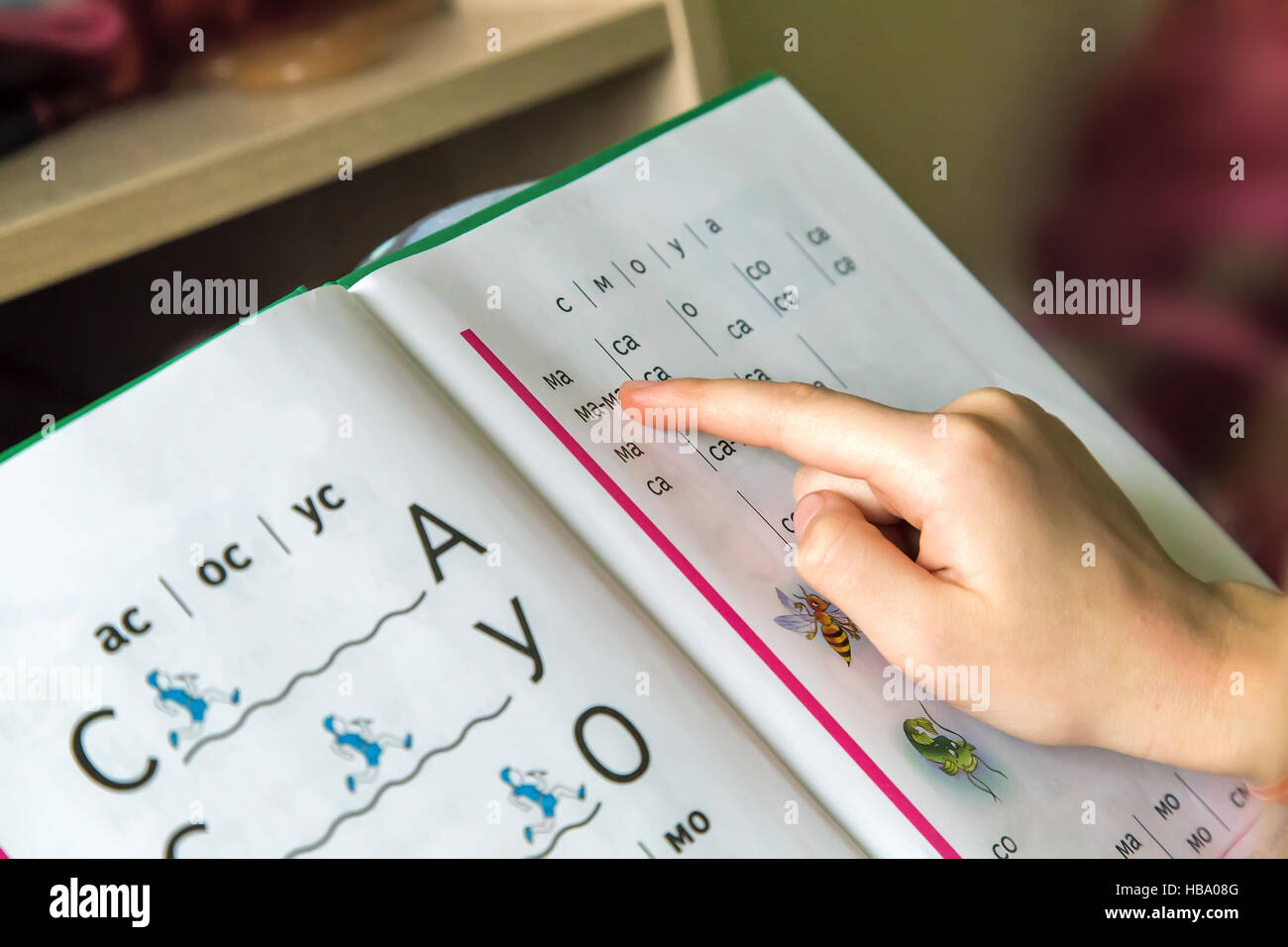 Primo-graders imparare a leggere da sillabe. Foto Stock