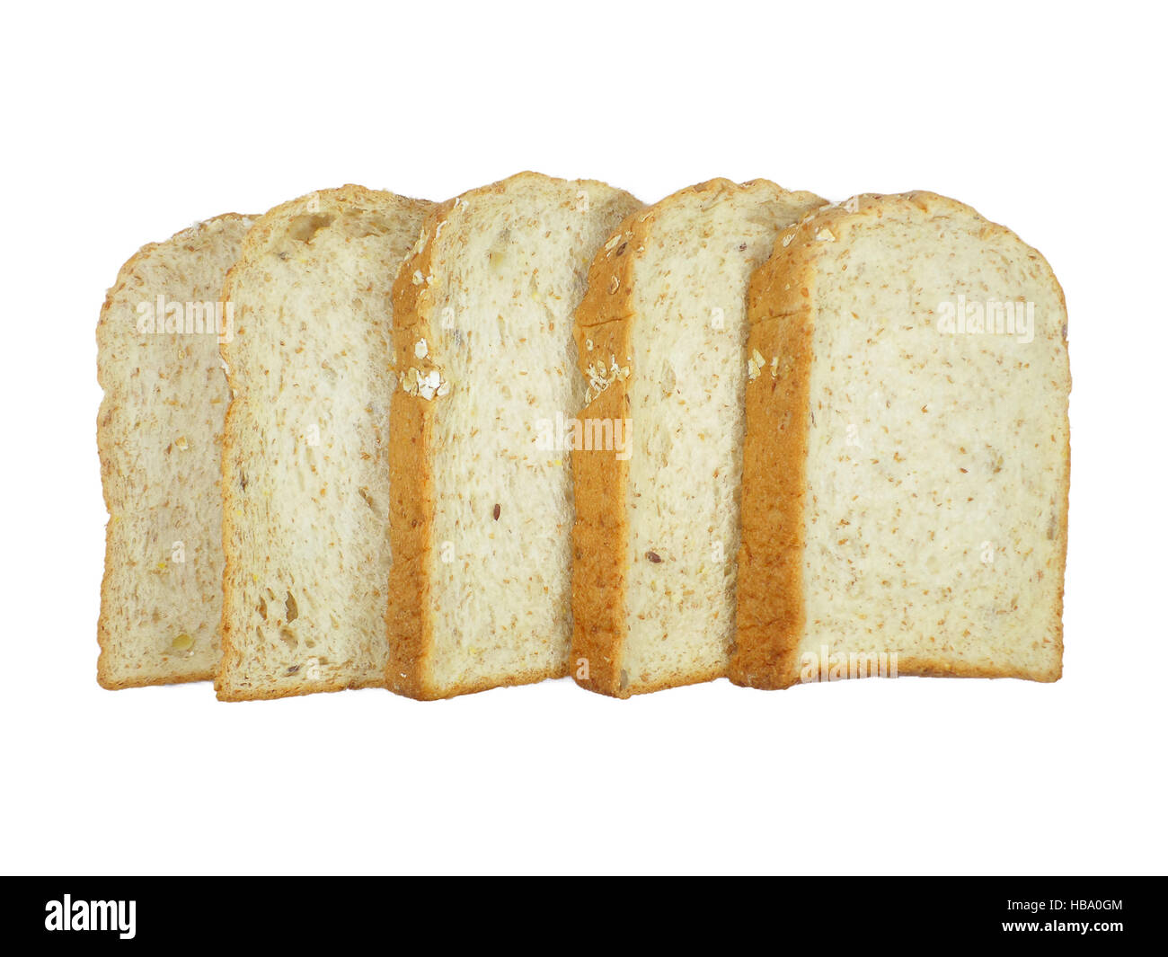 Pila di fettine di grani interi pane isolati su sfondo bianco Foto Stock