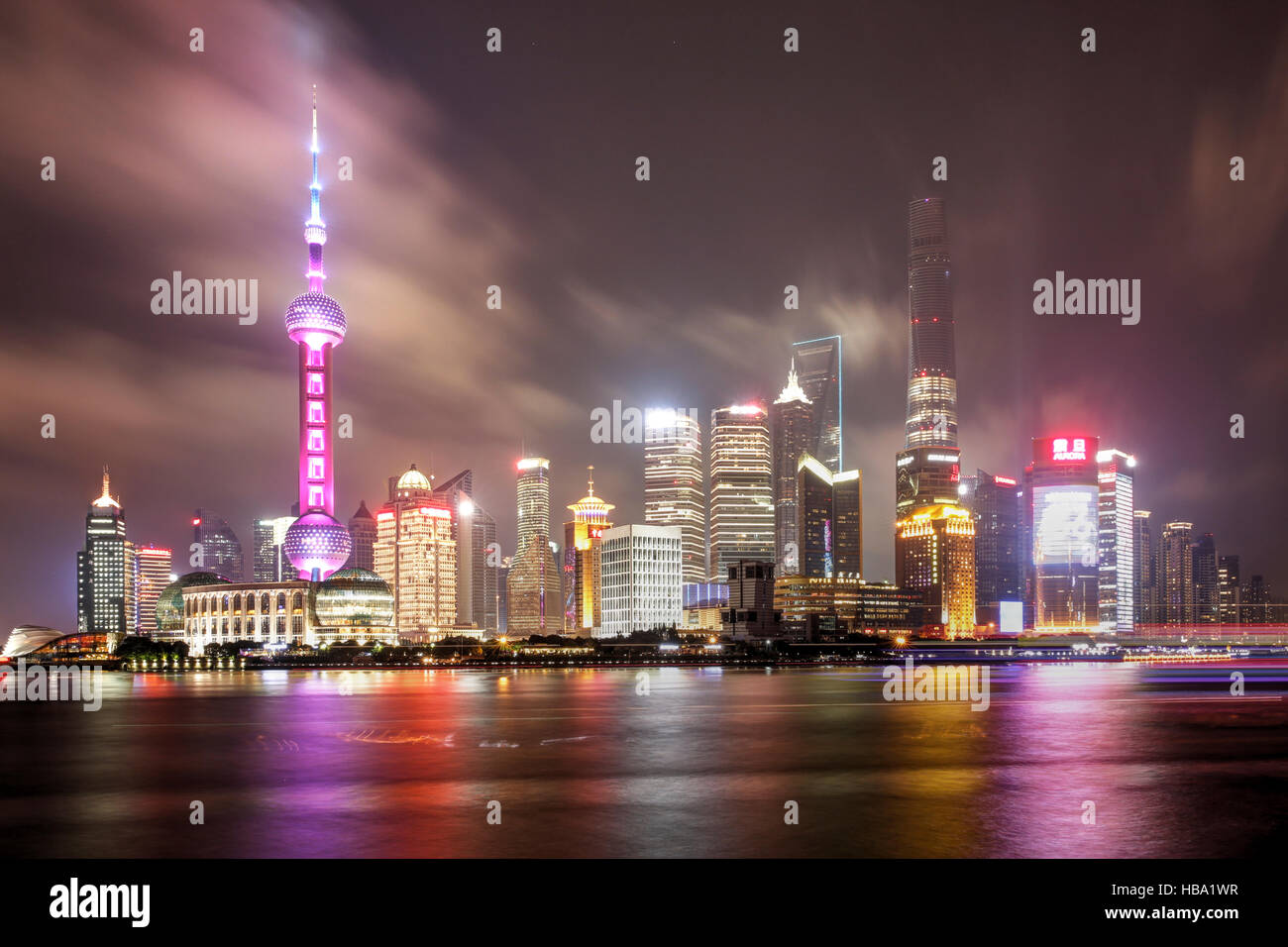 Lo skyline di Shanghai visto oltre il Fiume Haungpu Cina Foto Stock