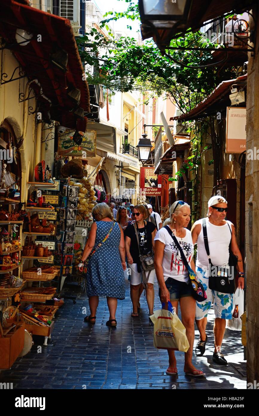 I turisti a piedi lungo una strada dello shopping nella città vecchia, Rethimno, Creta, Grecia, l'Europa. Foto Stock