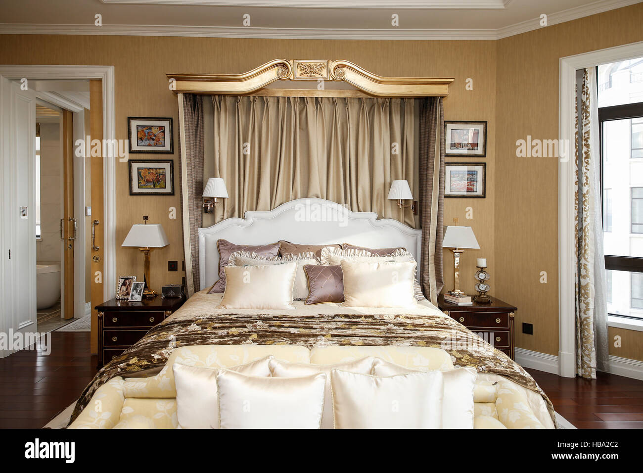 Lussuosa camera da letto in residence moderno Foto Stock