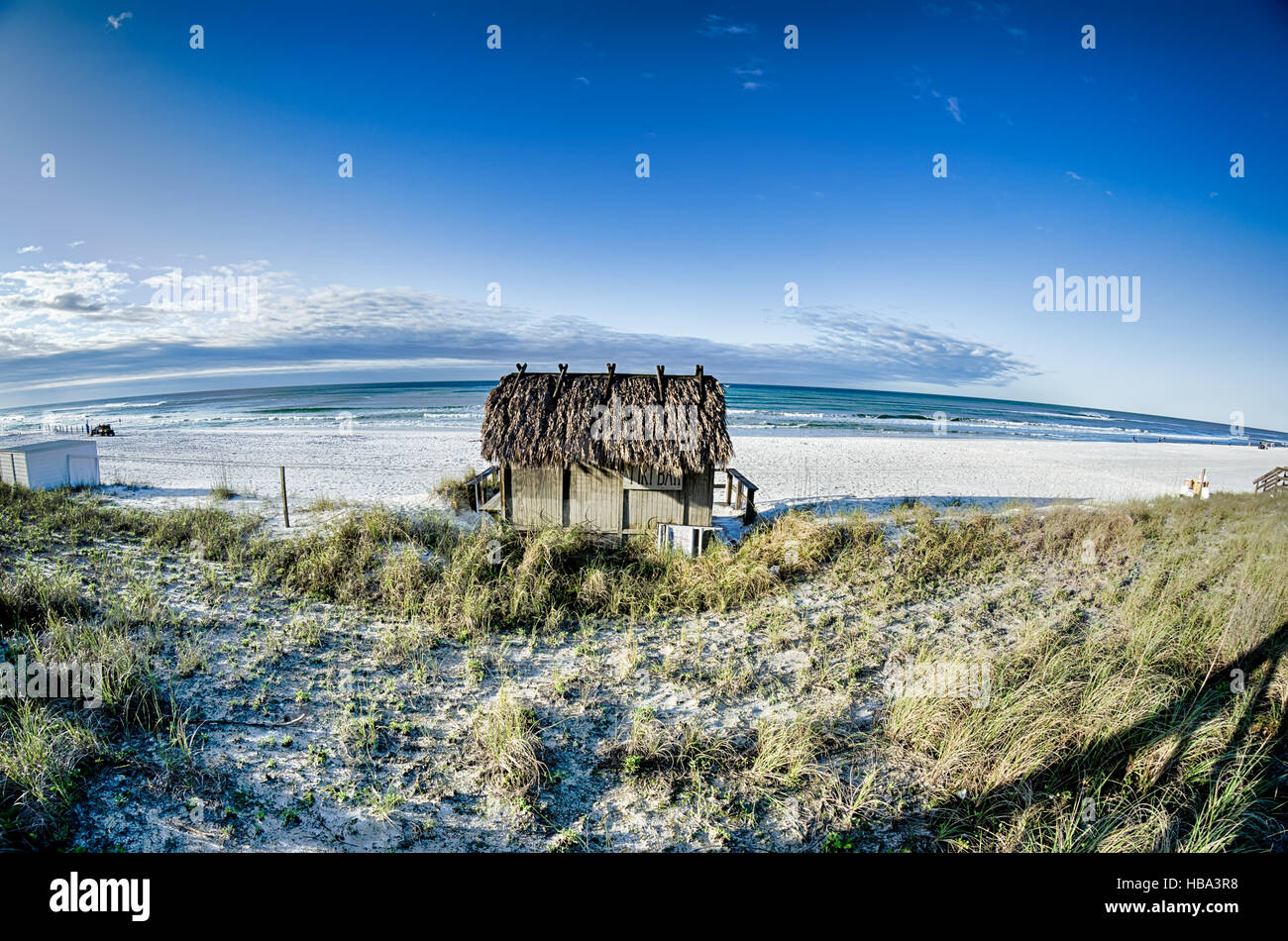 Spiaggia Tiki Hut Bar sull'oceano Foto Stock