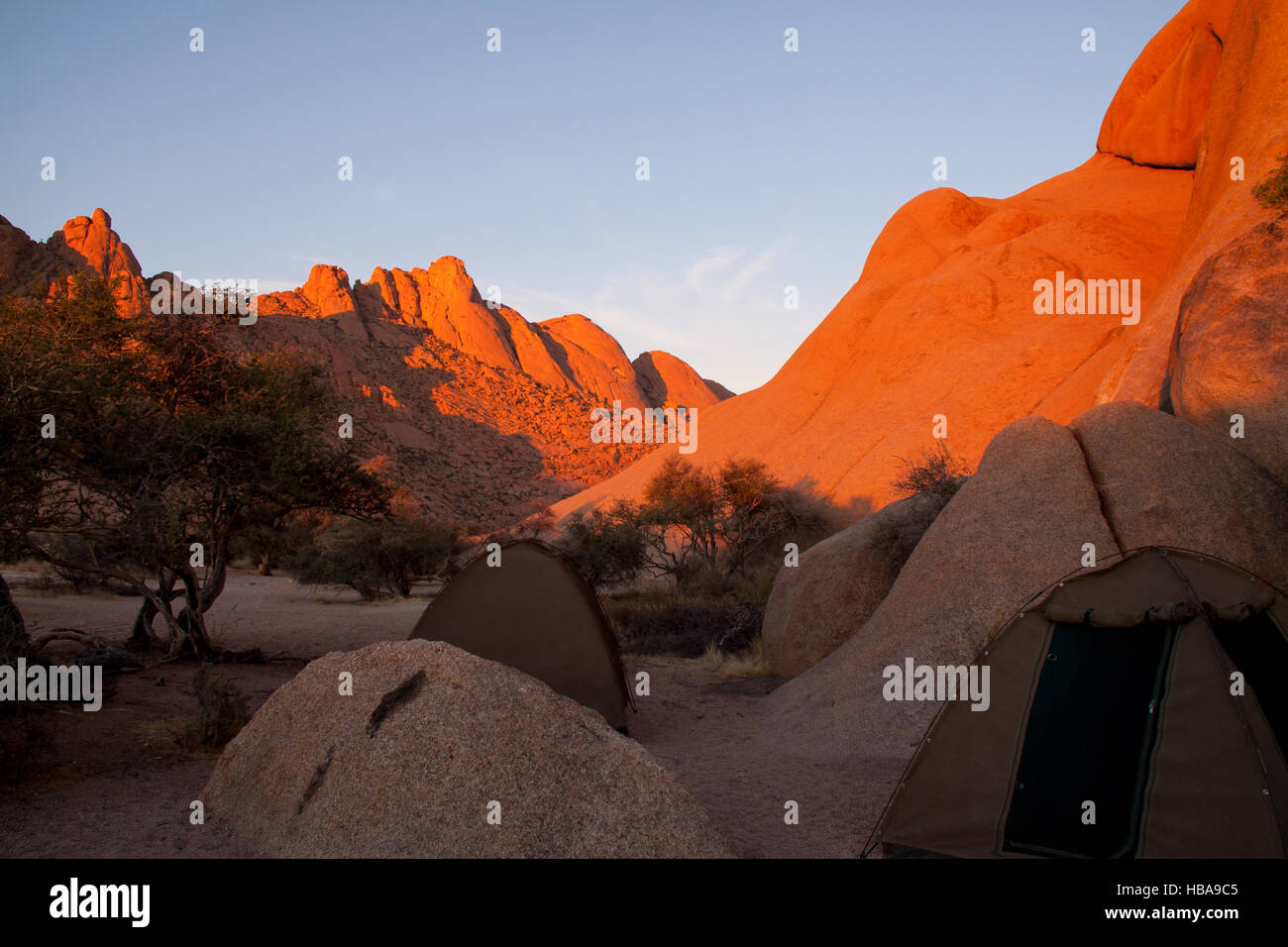 Campeggio nel deserto del Namib vicino Spitzkoppe Foto Stock