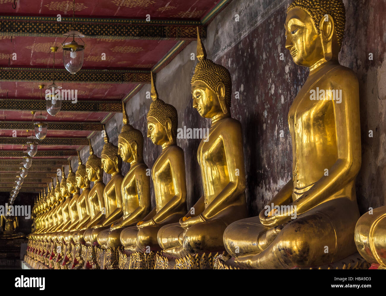 Golden Buddha in Wat Suthat di Bangkok Foto Stock