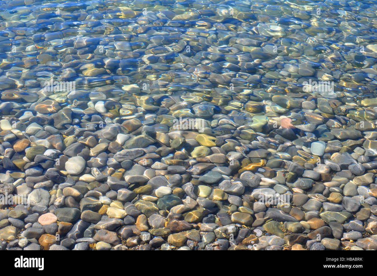 Le pietre sotto l'acqua di mare Foto Stock
