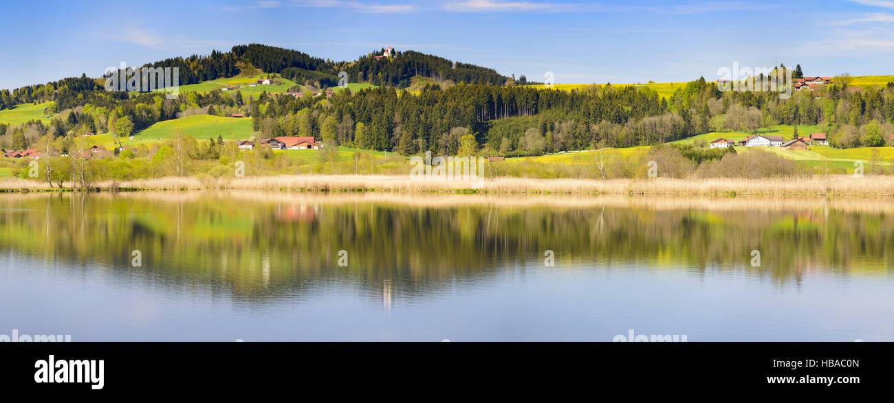 Ampio panorama paesaggio di montagna delle Alpi Foto Stock