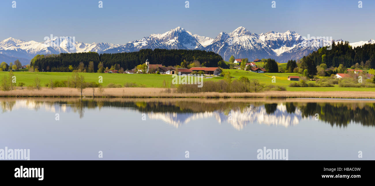 Ampio panorama paesaggio di montagna delle Alpi Foto Stock