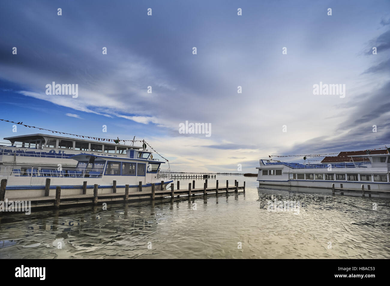 Le navi da passeggeri in inverno nel porto Foto Stock