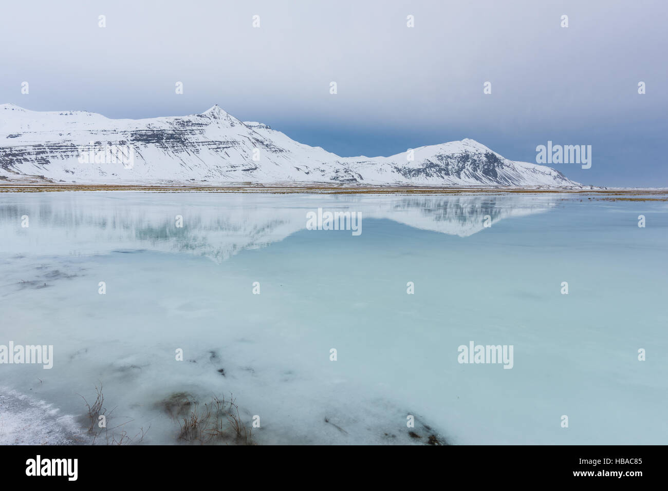 Islanda monti ad est di fiordi in inverno Foto Stock