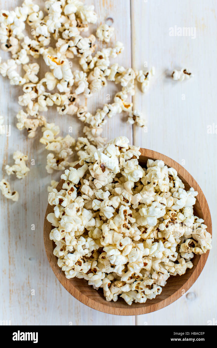 Il Popcorn nella ciotola di legno. Vista da sopra. Foto Stock