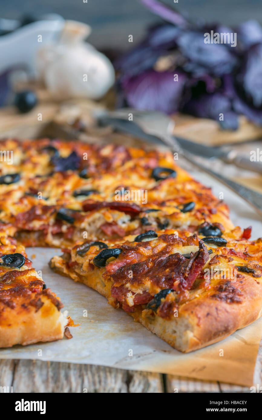 La Pizza con il formaggio, con i funghi e salsiccia. Foto Stock