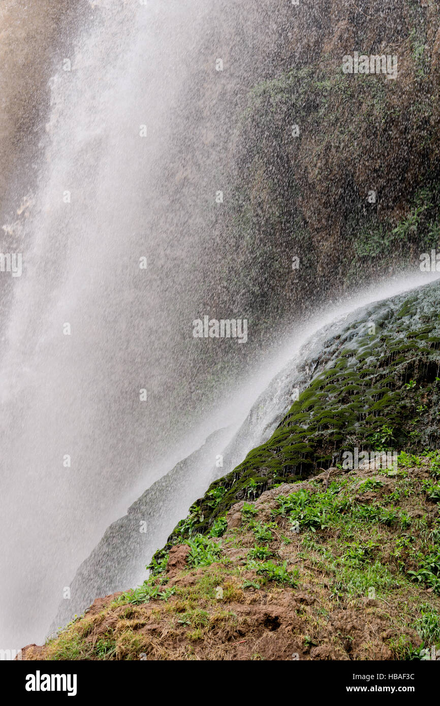 Gocce d'acqua che cadono su di una roccia. Dettaglio delle Cascate Ouzoud in Marocco. Foto Stock