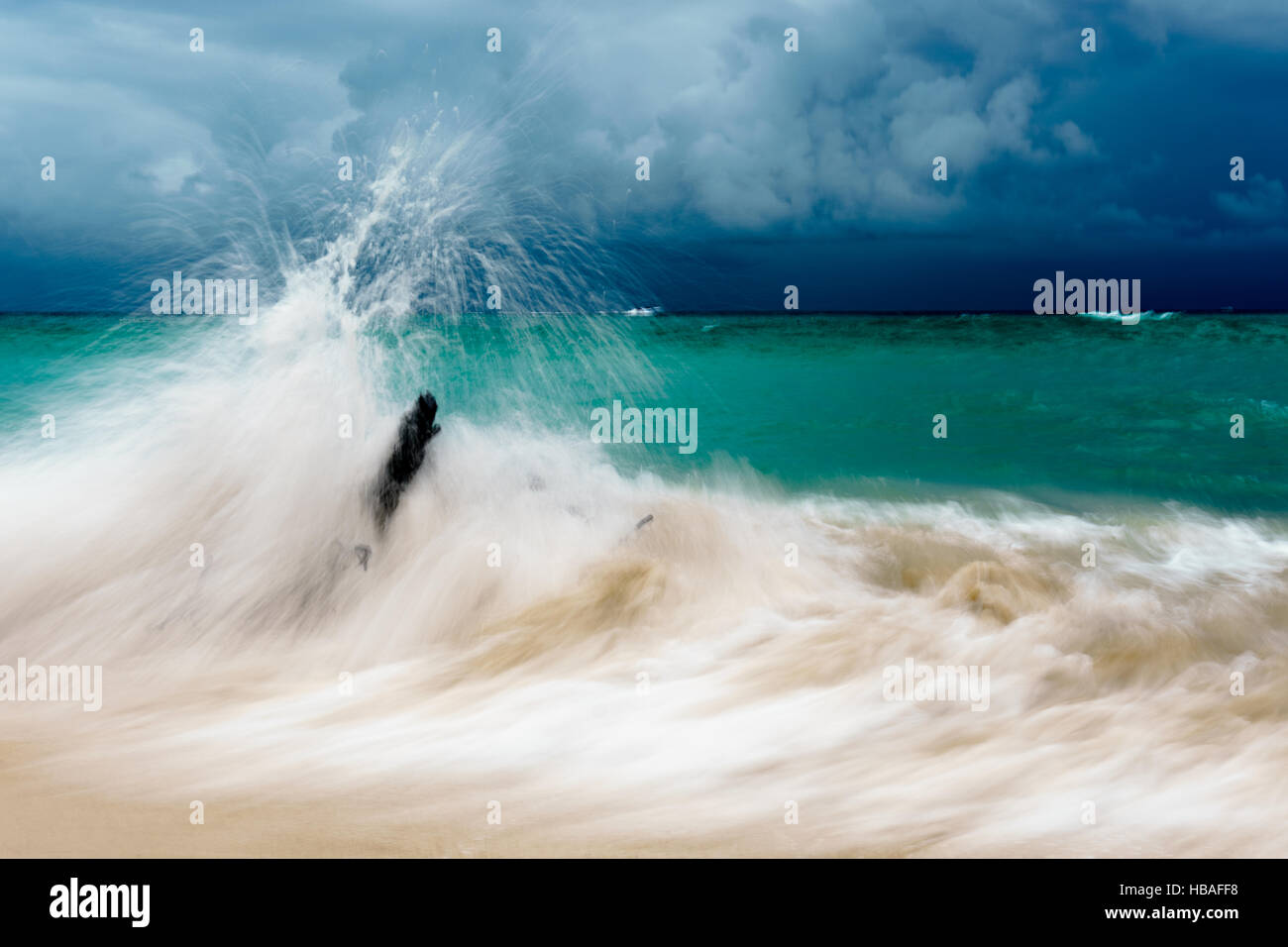 Foto orizzontale di una tempesta di mare su un isola della Thailandia sul cielo scuro e grandi onde. Una lunga esposizione tecnica Foto Stock