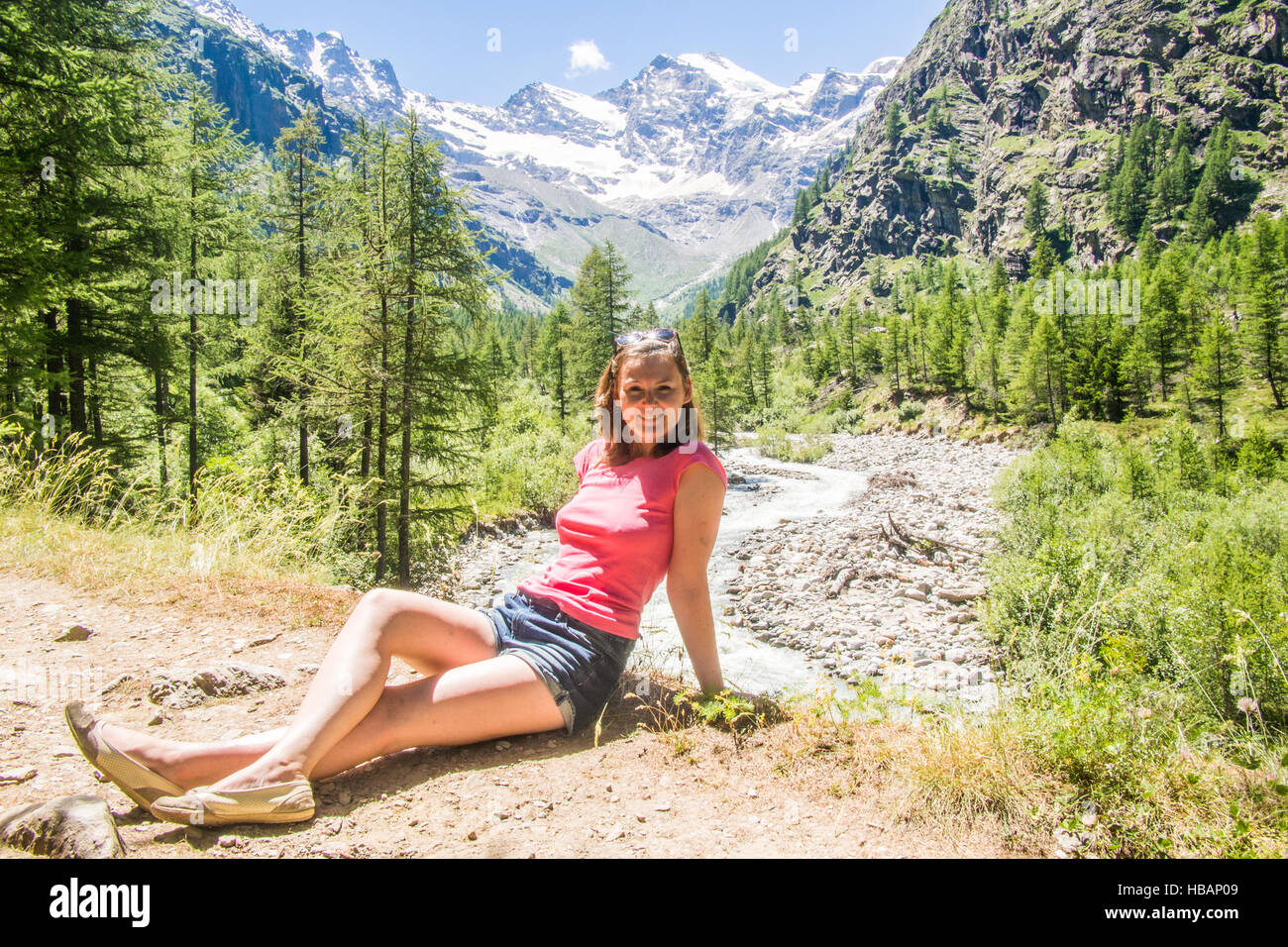 Bella Signora che posano per una foto vicino a Valnontey, Grand Parco Paradiso, Valle d'Aosta, Italia. Foto Stock