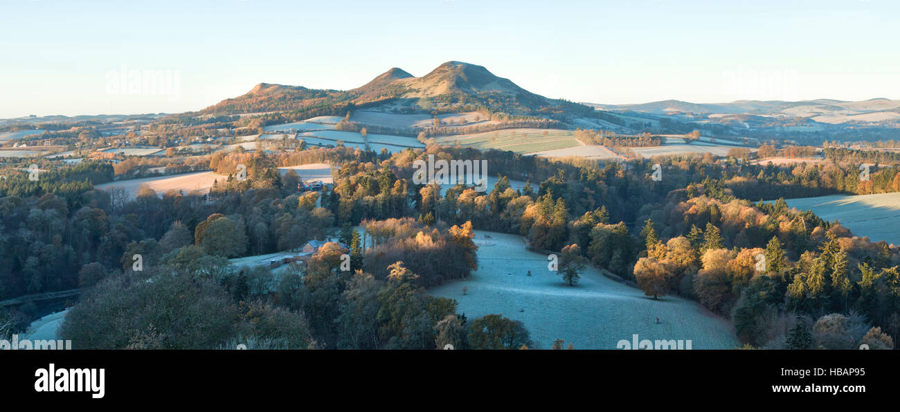 Scotts Visualizza vicino a Melrose affacciato sul fiume Tweed e il Eildon Hills nel gelo di sunrise. Scottish Borders. Scozia Foto Stock