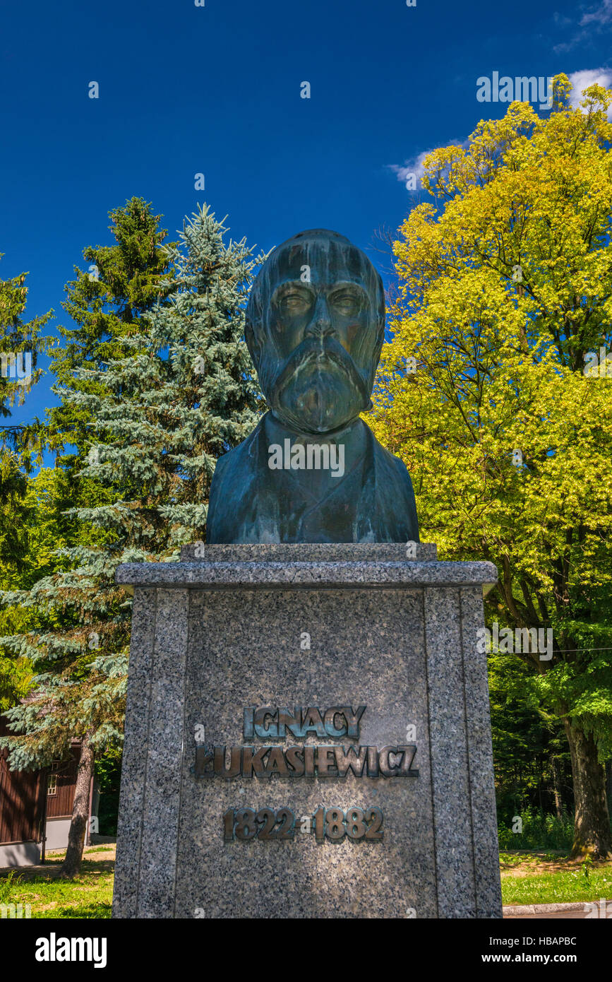 Busto di Ignacy Lukasiewicz, che ha costruito il primo al mondo moderno ben olio, industria petrolifera e del gas nel Museo Bobrka, Malopolska, Polonia Foto Stock