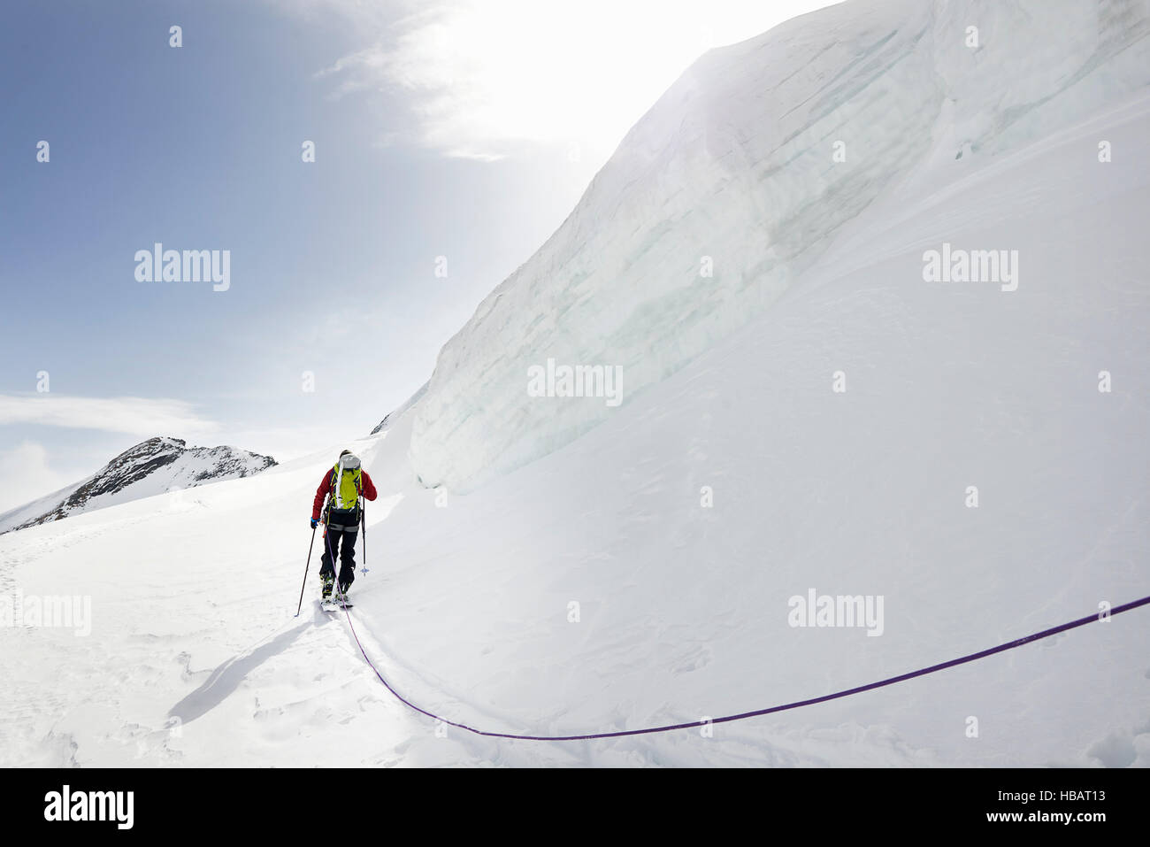 Vista posteriore del montanaro sci alpinismo su neve montagna, Saas Fee, Svizzera Foto Stock