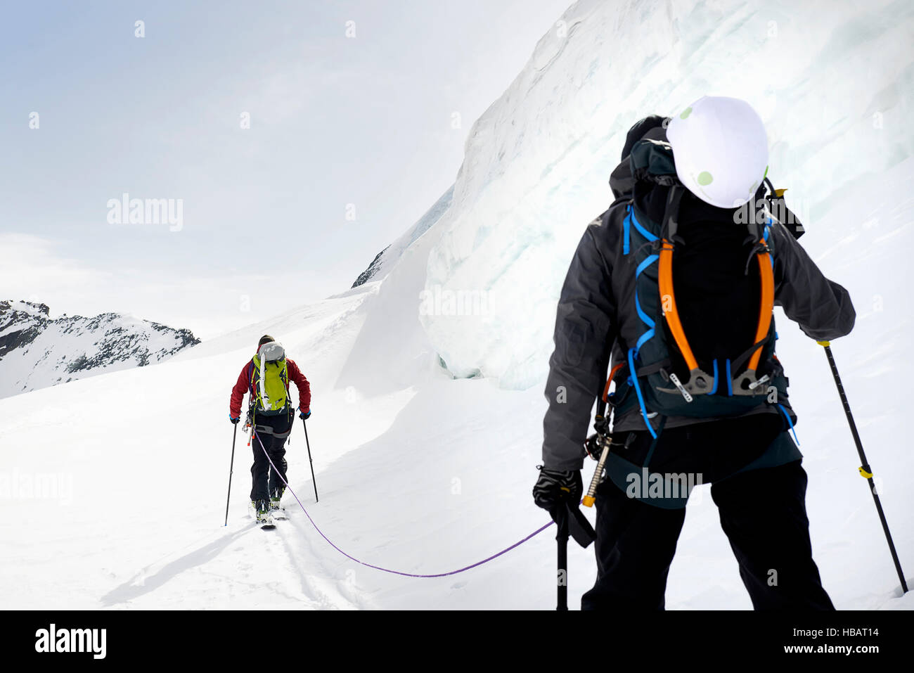 Vista posteriore di alpinisti sci alpinismo su neve montagna, Saas Fee, Svizzera Foto Stock
