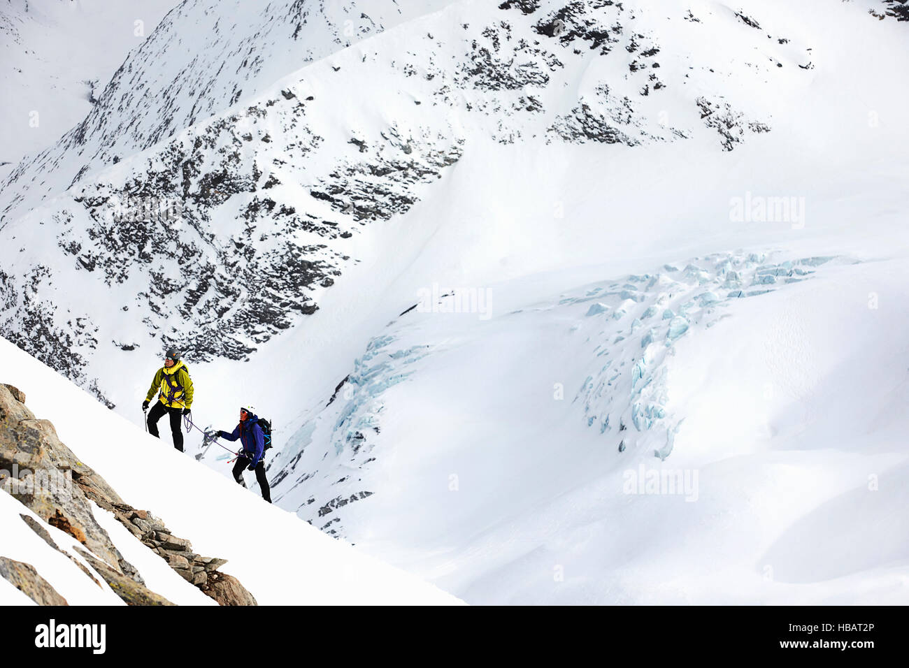 Gli alpinisti sci alpinismo su neve montagna, Saas Fee, Svizzera Foto Stock