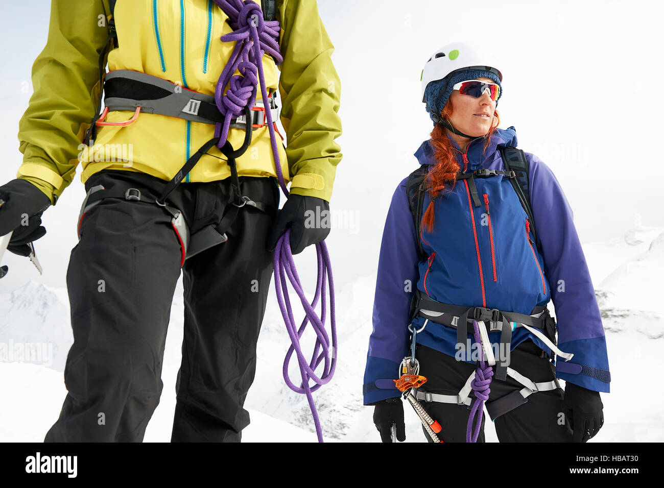 Gli alpinisti sul paesaggio innevato che guarda lontano Foto Stock