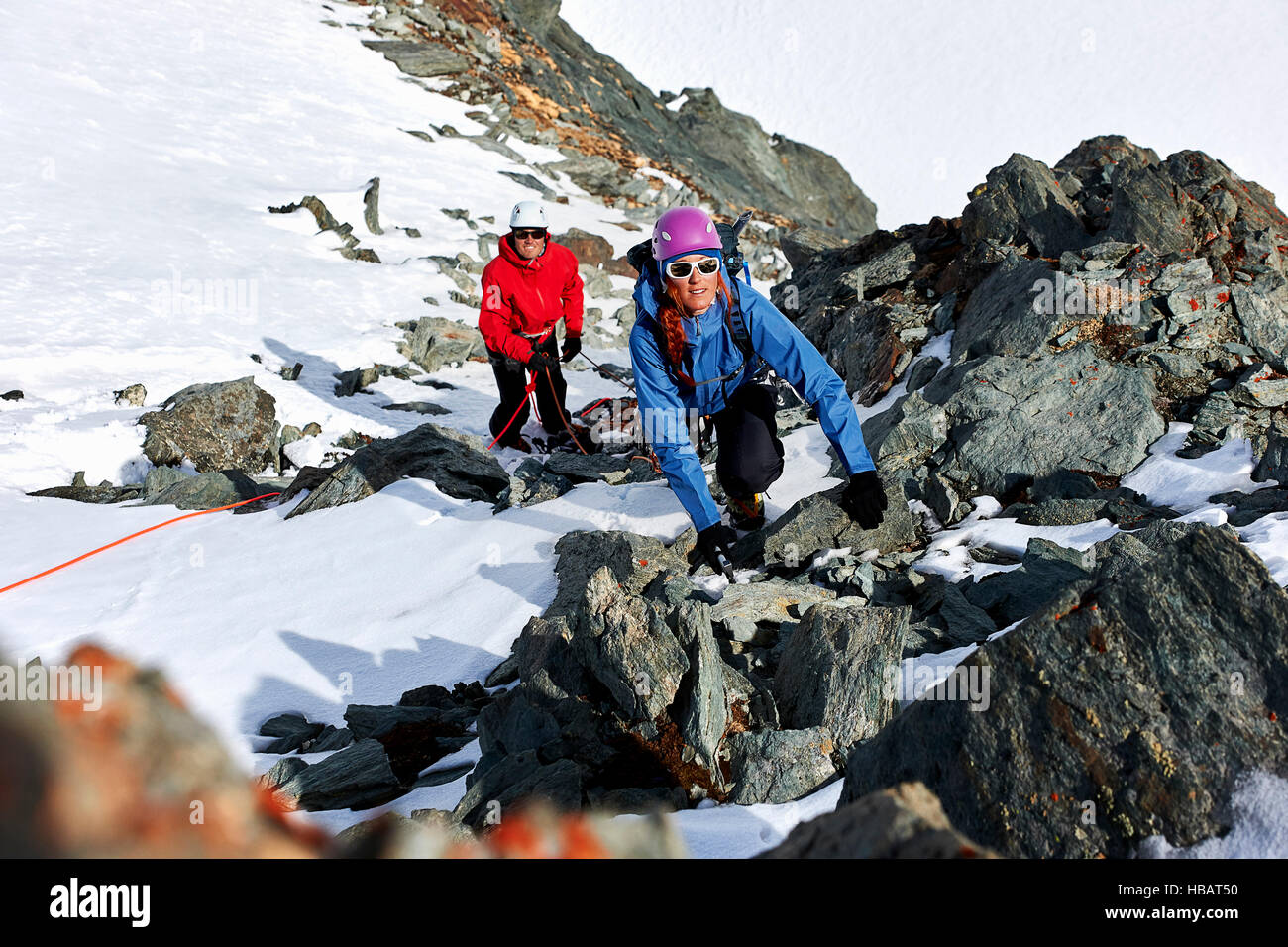 Alpinista salendo coperta di neve montagna, Saas Fee, Svizzera Foto Stock