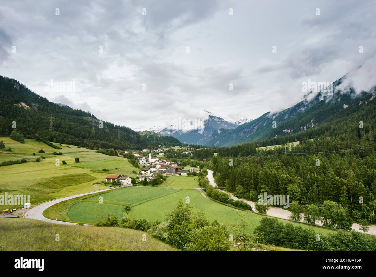 Vista del paesaggio con la verde valle e le montagne, Surava, Svizzera Foto Stock