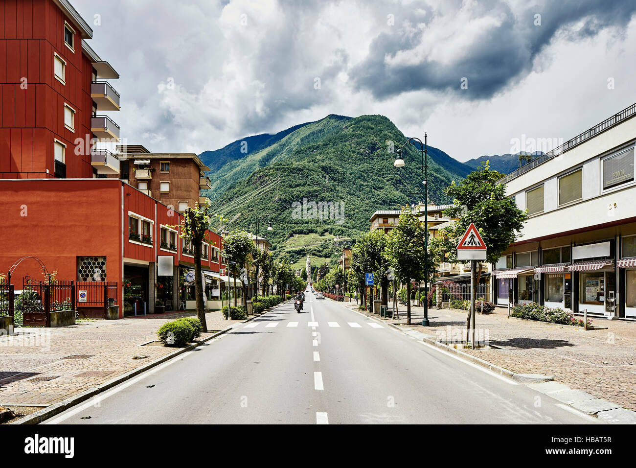 Città di montagna a inizio e fine del Bernina Express Railway, Tirano, Italia Foto Stock
