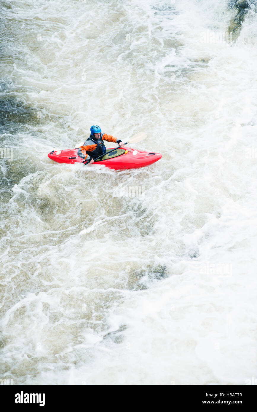 Angolo di alta vista di kayaker maschio canoa fiume Dee White Water Rapids, Llangollen, il Galles del Nord Foto Stock