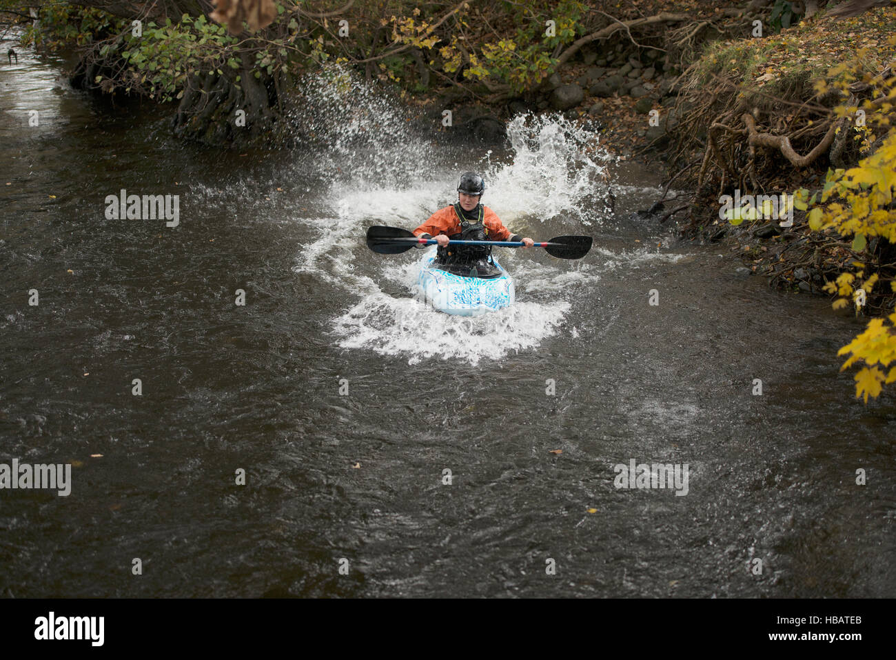 Giovani femmine kayaker canoa fiume Dee, Llangollen, il Galles del Nord Foto Stock