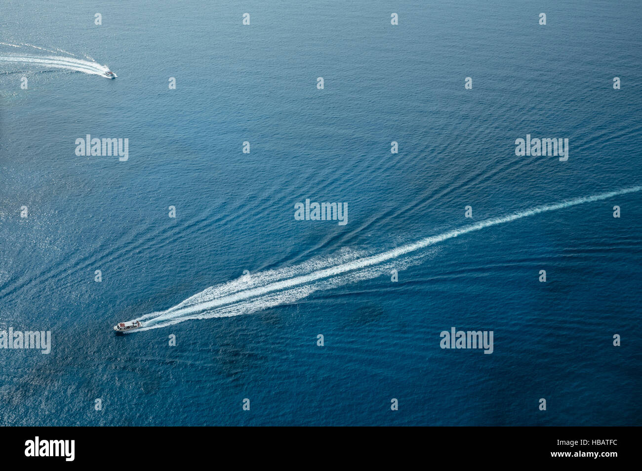 Vista aerea di barche lasciando sentieri nel mare, Zante Grecia Foto Stock