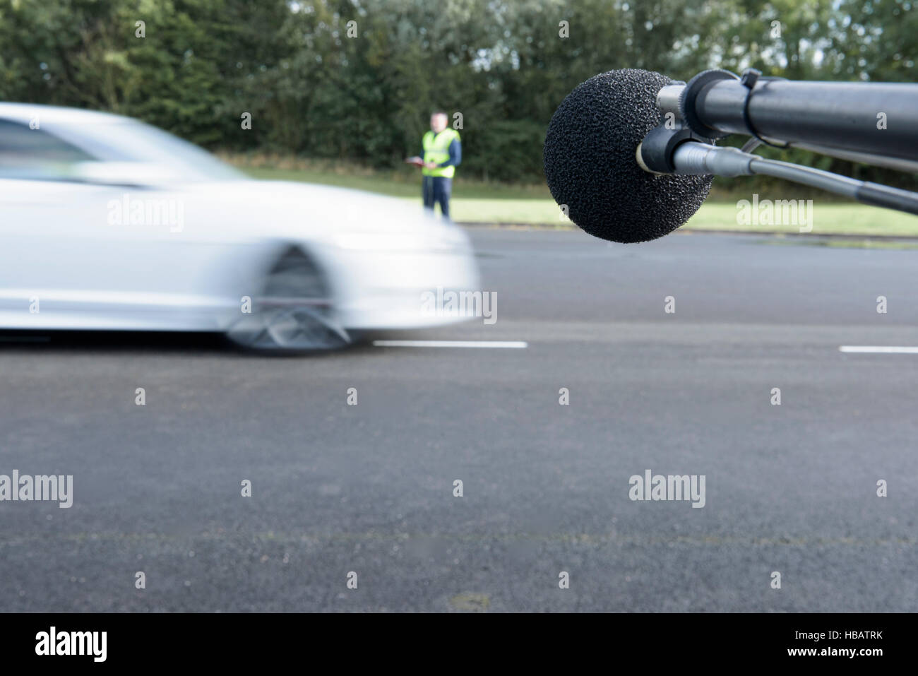 Ingegnere di veicolo di misurazione livello sonoro alla pista di prova Foto Stock