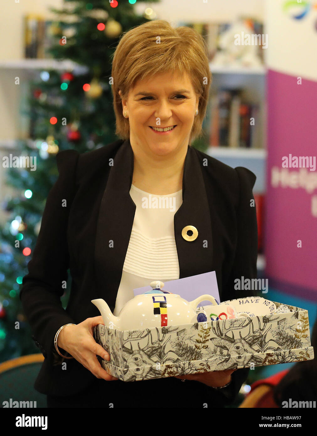 Primo Ministro Nicola lo storione è data una teiera in regalo durante una visita a Jameson Place, un riparo housing development in Edinburgo dove ha partecipato a un inter-generazionale Natale tea party per aumentare la consapevolezza di solitudine e isolamento. Foto Stock