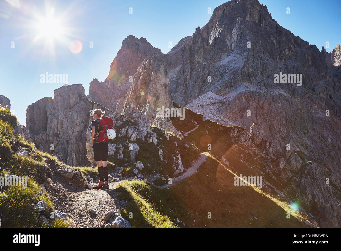 Vista posteriore di un escursionista femmina escursioni nelle Dolomiti, Sesto, Alto Adige, Italia Foto Stock