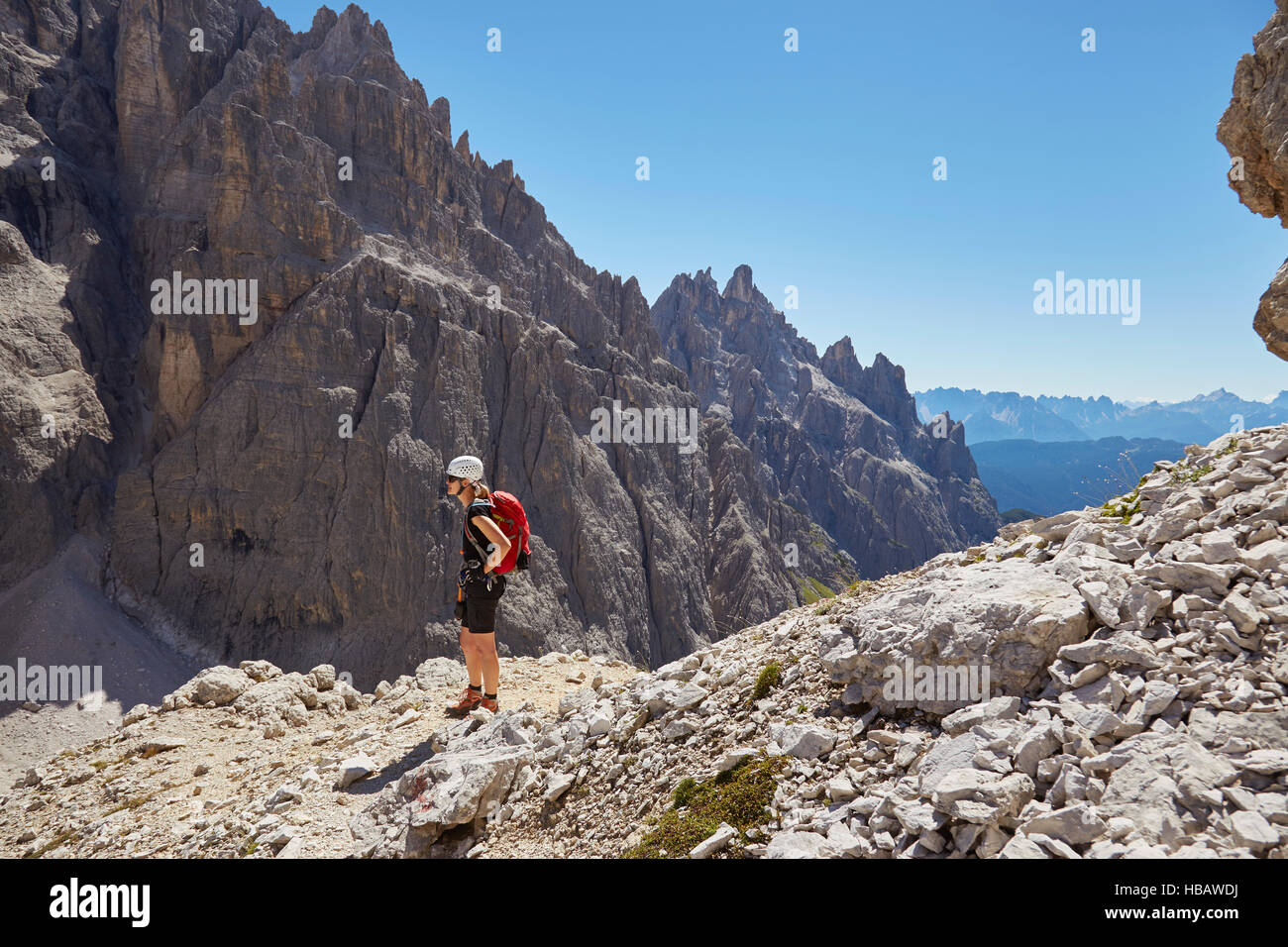 Escursionista femmina guardando a Dolomiti, Sesto, Alto Adige, Italia Foto Stock