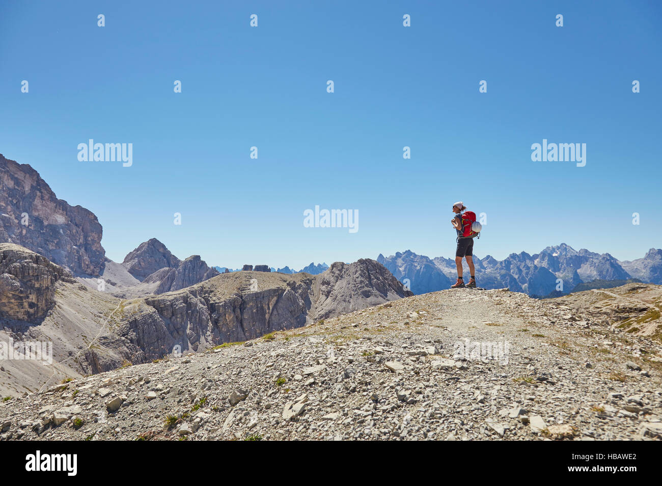 Vista posteriore di un escursionista femmina guardando a Dolomiti, Sesto, Alto Adige, Italia Foto Stock