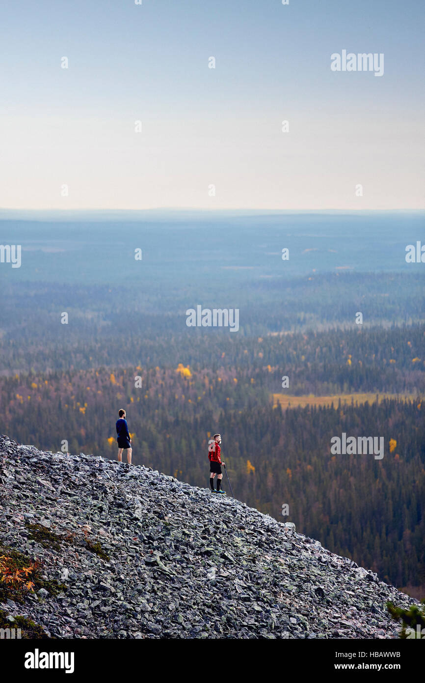 Gli escursionisti godendo di visualizzare il roccioso ripido colle, Kesankitunturi, Lapponia, Finlandia Foto Stock