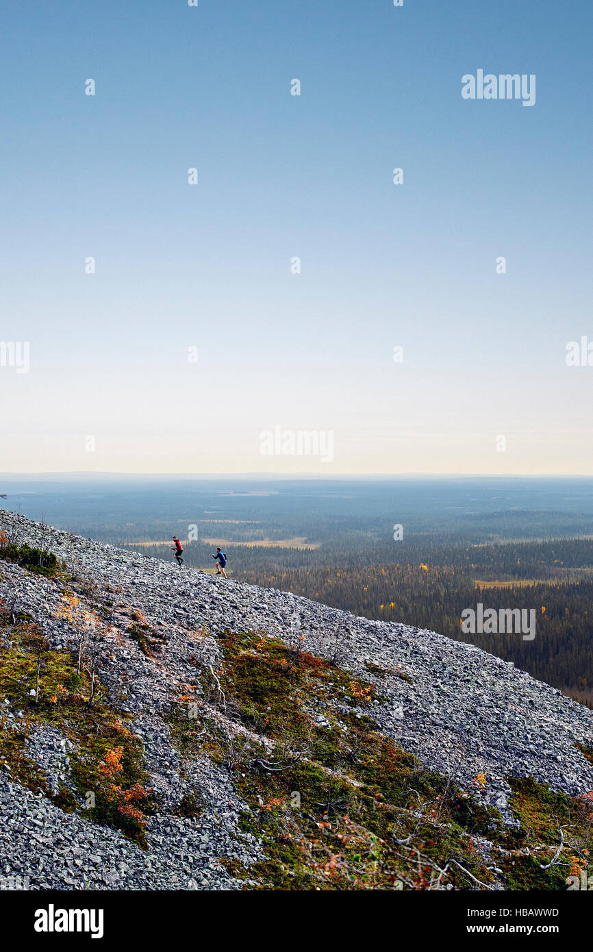 Gli escursionisti roccioso di salita ripida collina, Kesankitunturi, Lapponia, Finlandia Foto Stock