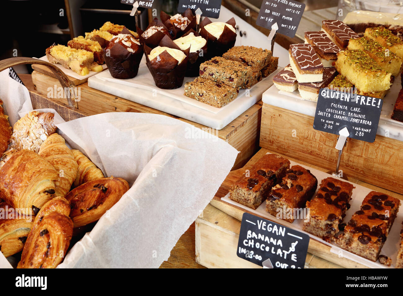 Independent coffee shop con visualizzazione del vegan e senza glutine torte Foto Stock