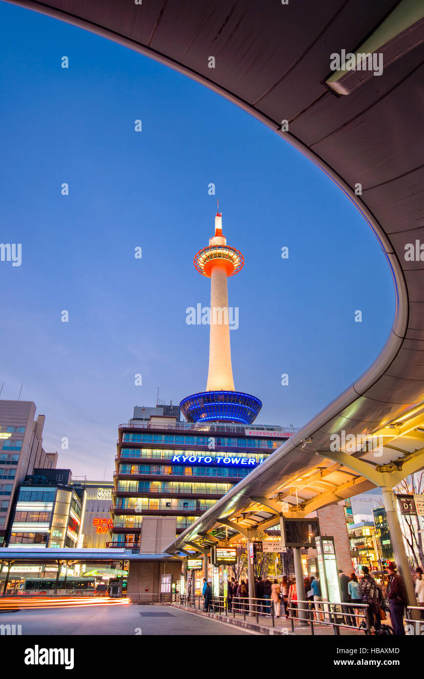 KYOTO, Giappone - Aprile 7, 2014: Kyoto tower di notte dalla stazione di Kyoto il terminal bus. La torre risale al 1963. Foto Stock