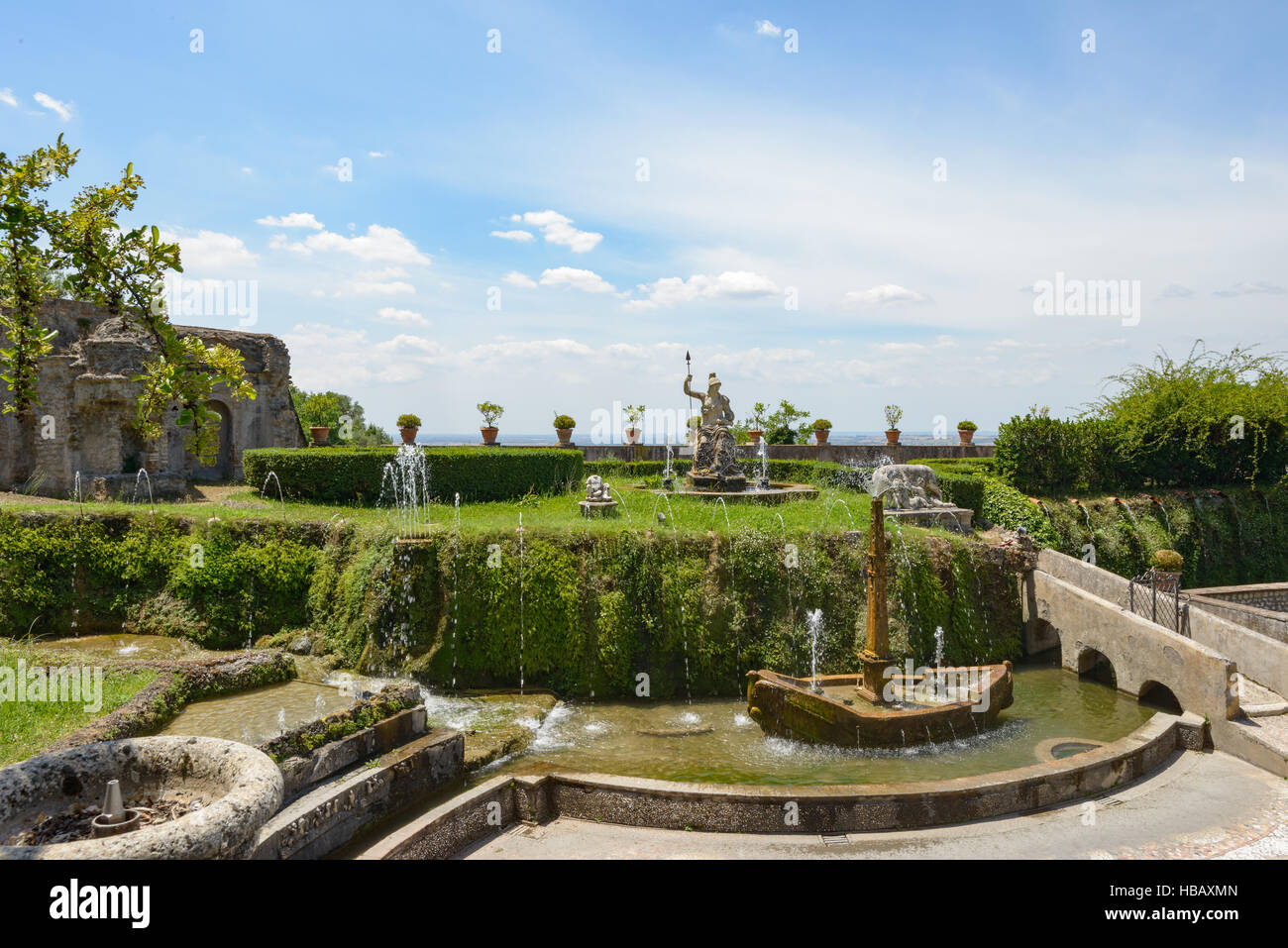 Meraviglioso paesaggio di Tivoli, Italia, con un bel cielo blu e fontane Foto Stock