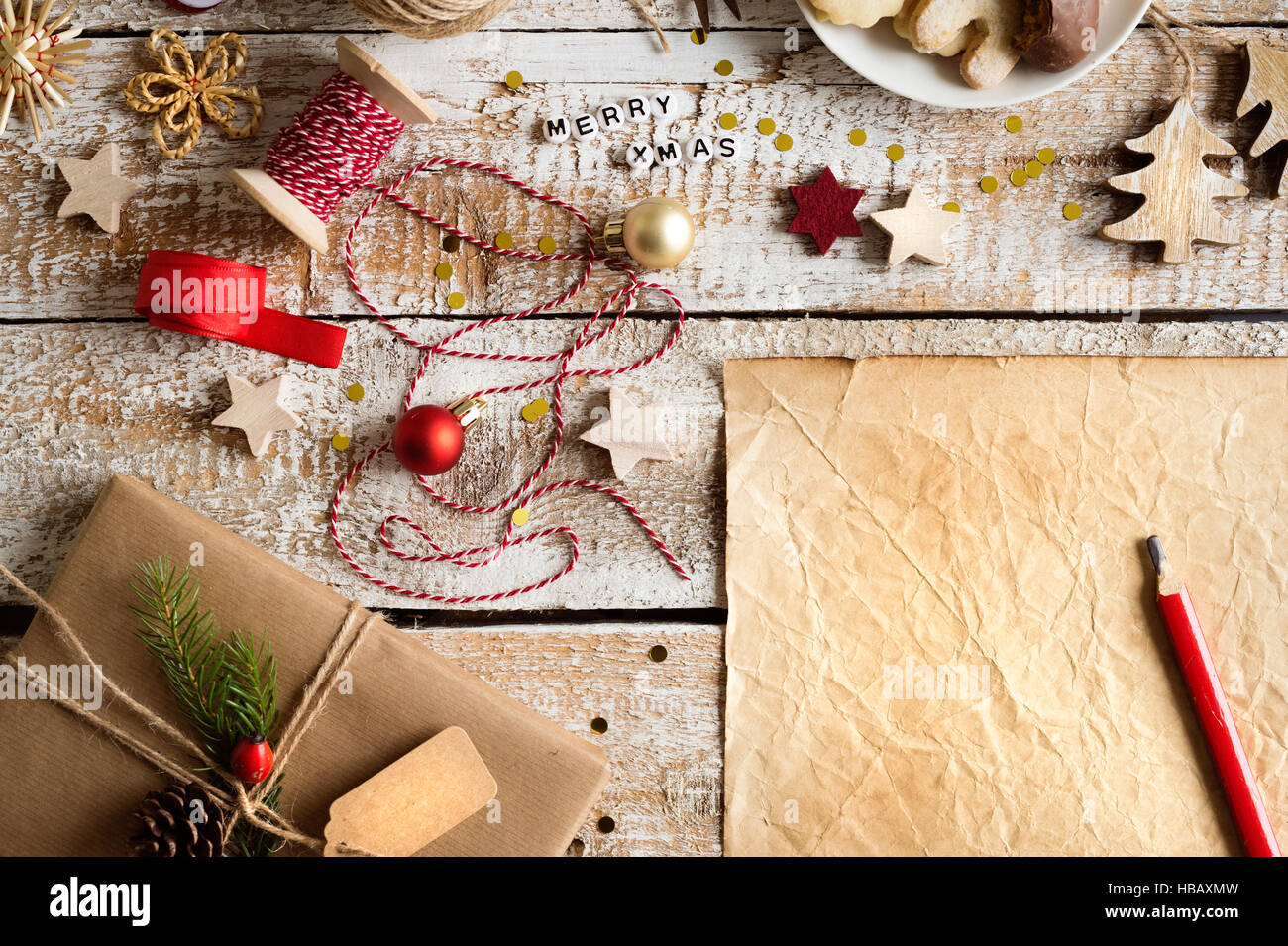 Composizione di natale, studio shot, sullo sfondo di legno.spazio copia Foto Stock