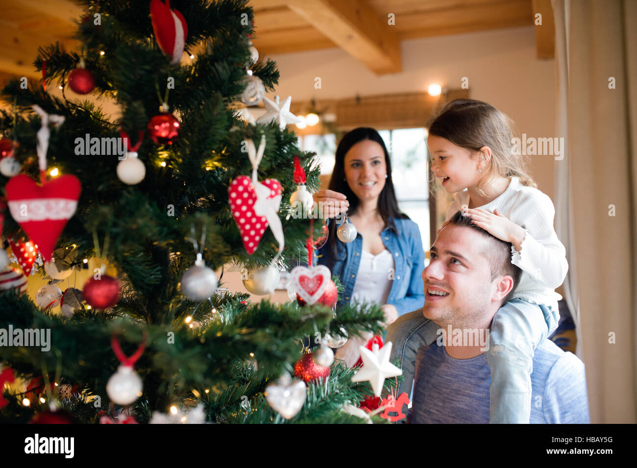 Foto Di Natale Famiglia.Famiglia Giovane Con Daugter Ad Albero Di Natale A Casa Foto Stock Alamy