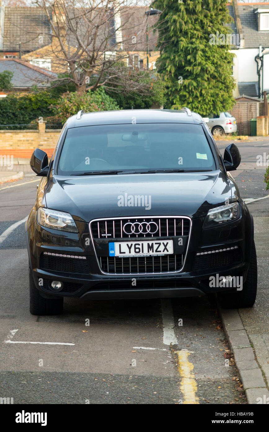 Ampio veicolo a trazione integrale parcheggiato in uno spazio di parcheggio per i residenti troppo piccolo: Due ruote sul marciapiede in modo che l'auto si adatti alla larghezza, ma illegale a Londra. REGNO UNITO Foto Stock