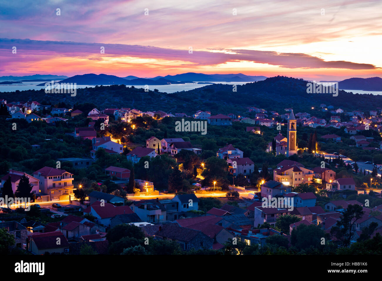Città di Murter vista tramonto Foto Stock