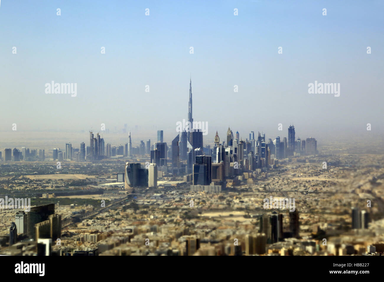 Dubai, skyline con il Burj Khalifa Foto Stock