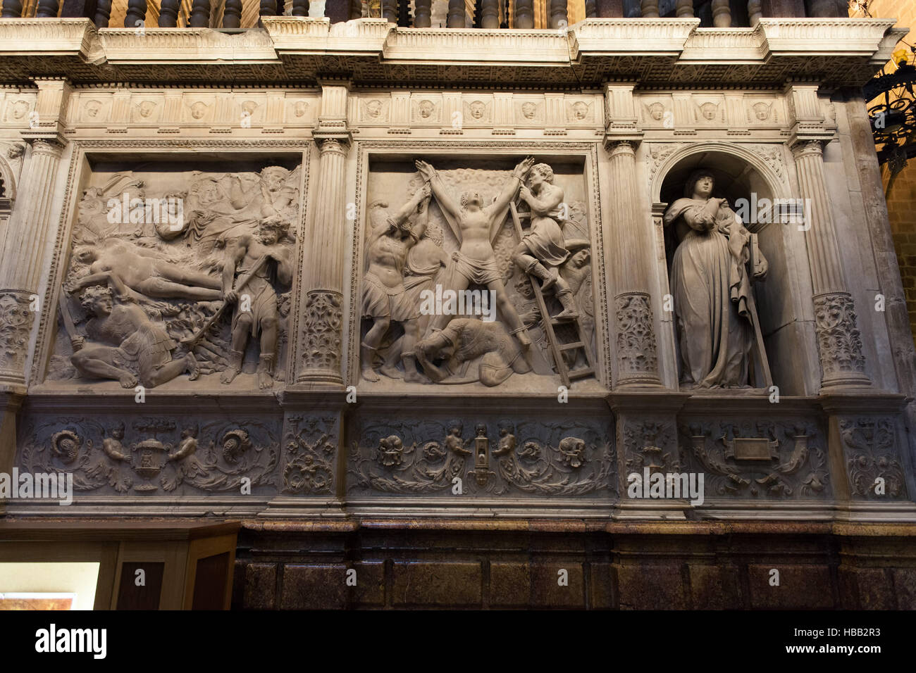 Spagna, Barcellona, sollievo nella Cattedrale della Santa Croce e di Santa Eulalia Foto Stock
