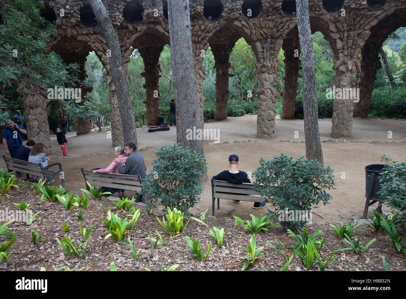 Città di Barcellona, Spagna, vicolo e giardino nel parco Guell Foto Stock