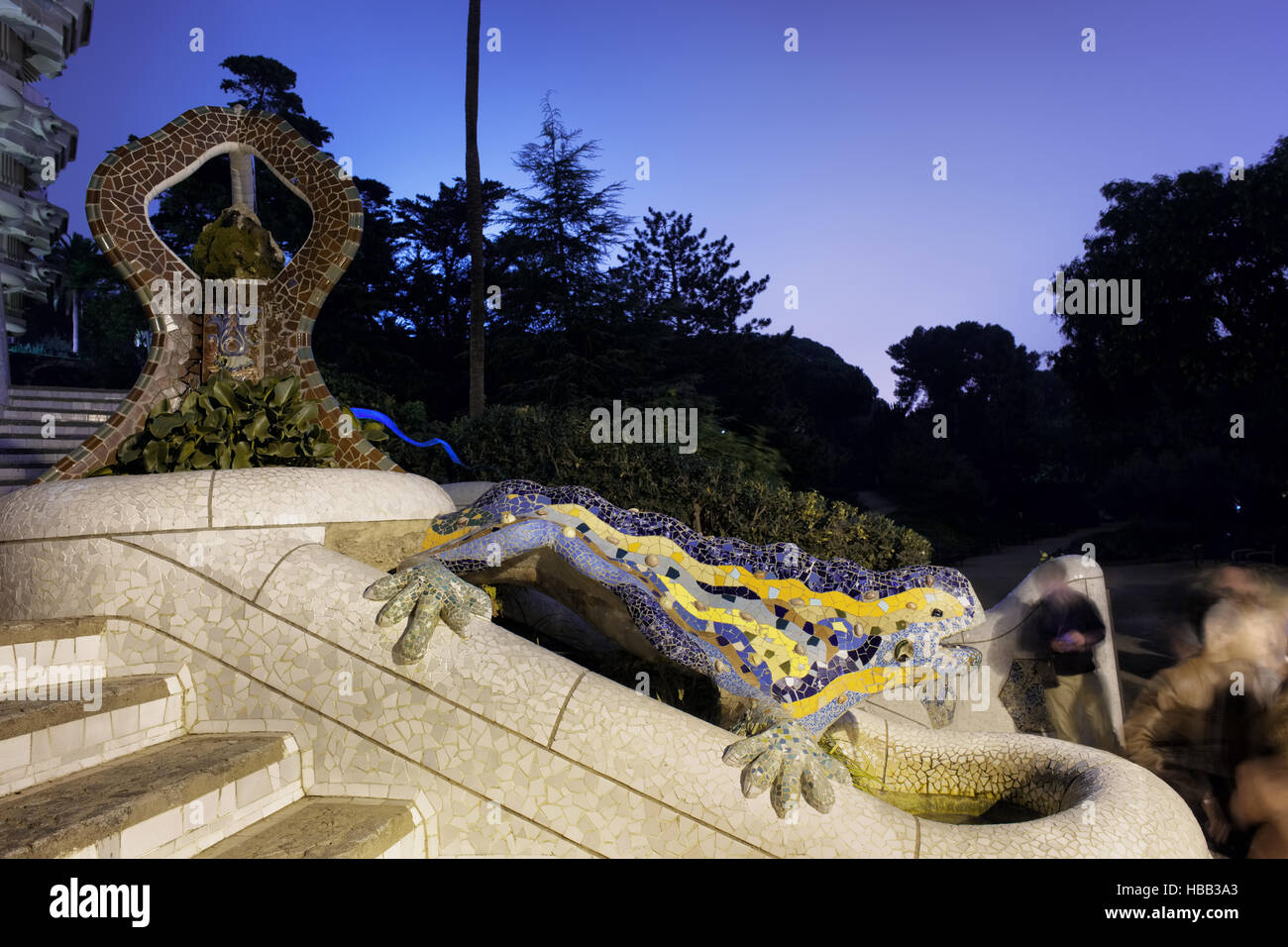 Spagna, Barcellona, Parco Guell di notte, la fontana del drago, mosaico coperta salamander, design di Gaudi Foto Stock