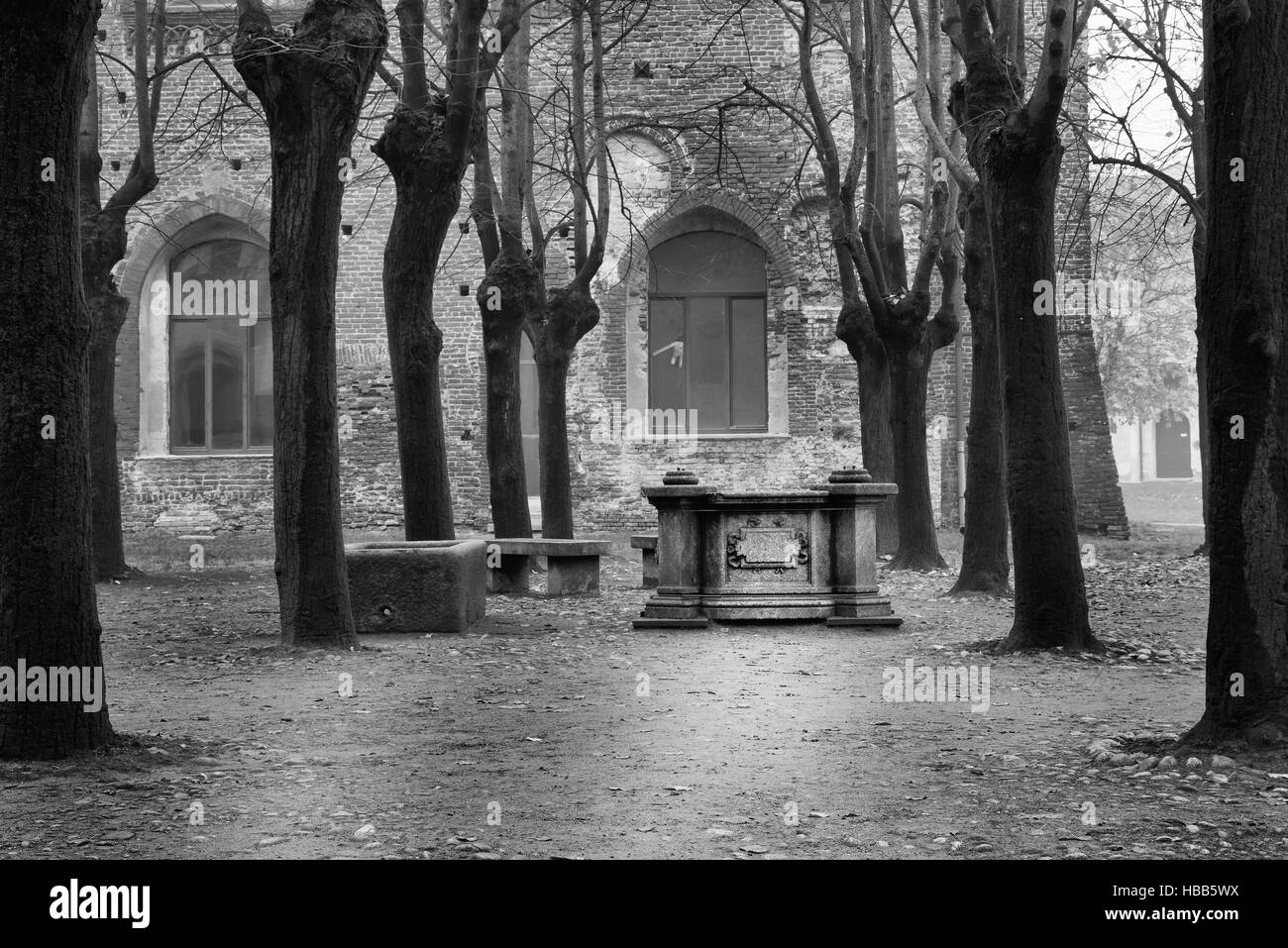 Monumento rinascimentale situato nel giardino del Castello Sforzesco di Vigevano, in bianco e nero. Foto Stock