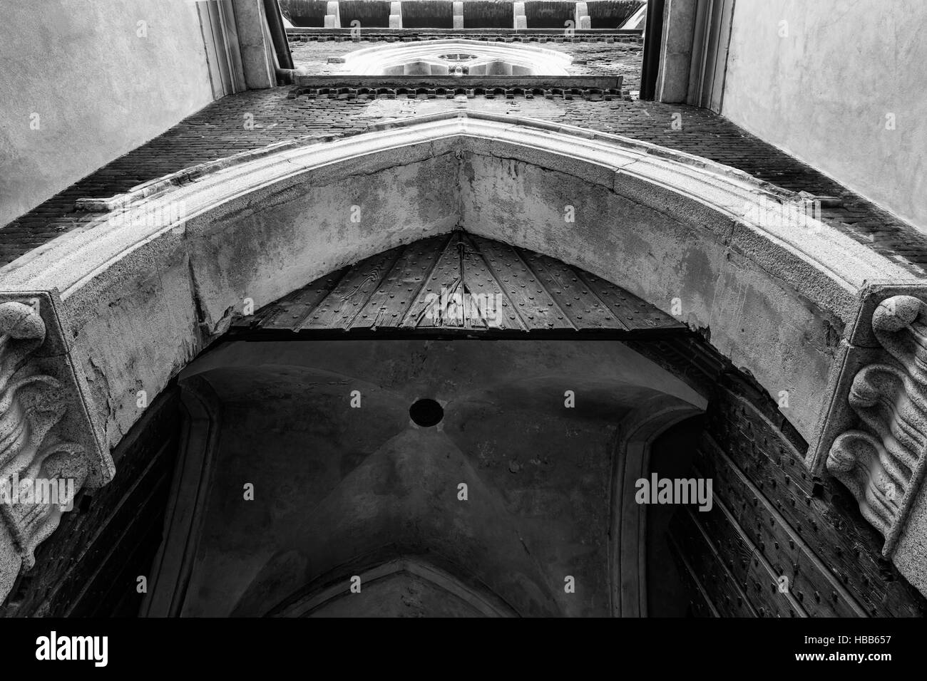 Il Castello Sforzesco di Vigevano, dettagli del castello anteriore porta, foto in bianco e nero. Foto Stock
